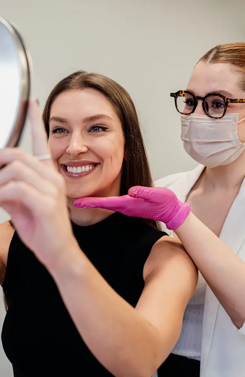 Kosmetikerin bei einer Hautanalyse aus dem Informationsportal Beauty Salon Oasis