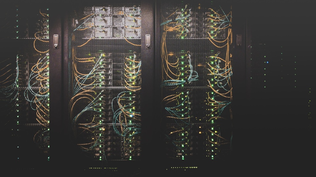 Server-Netzwerkkabel, Symbolbild für Server-Side-Tracking und Datenschutz