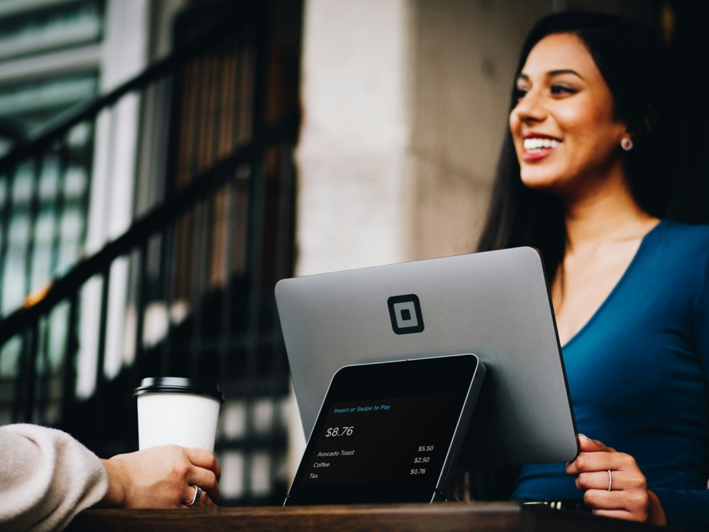 Kleiner Betrieb mit digitalem Kundenservice, Symbolbild für Zero-Click-Suche
