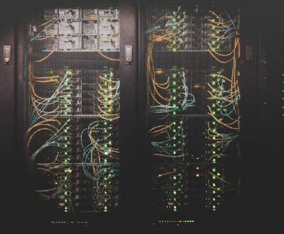 Server-Netzwerkkabel, Symbolbild für Server-Side-Tracking und Datenschutz