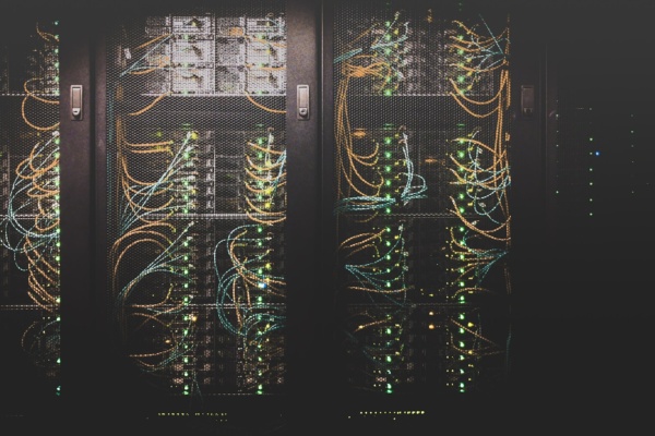 Server-Netzwerkkabel, Symbolbild für Server-Side-Tracking und Datenschutz