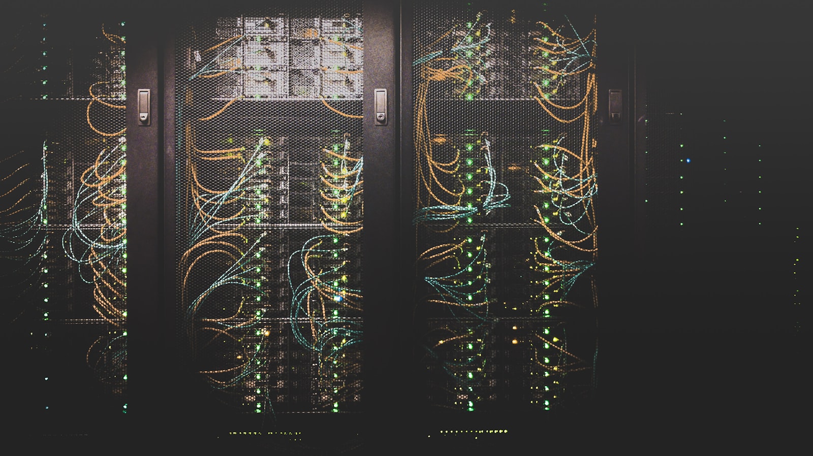 Server-Netzwerkkabel, Symbolbild für Server-Side-Tracking und Datenschutz