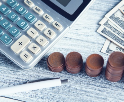 photo-1631511258193-252ab3da6b8b Taschenrechner, Stift und Geld auf einem Tisch – Symbolbild für Online Marketing Kosten Schweiz KMU