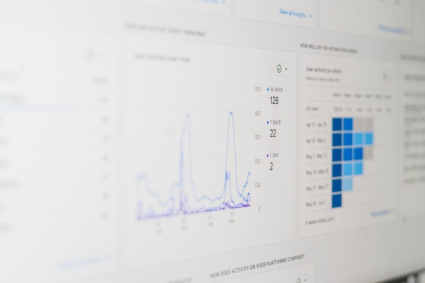 Analytics-Dashboard, Symbolbild für First-Party-Daten und Datenqualität