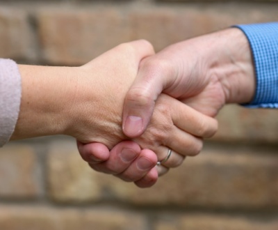 Geschäftlicher Handschlag, Symbolbild für Vertrauen im B2B-Marketing