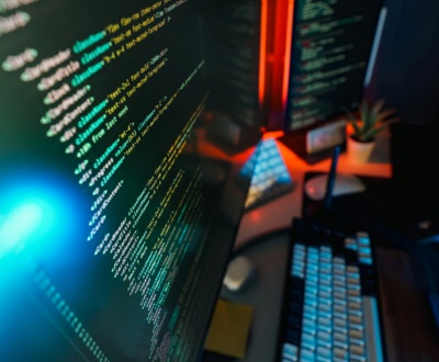 Programmiercode am Bildschirm, Symbolbild für WordPress-Automatisierung mit KI