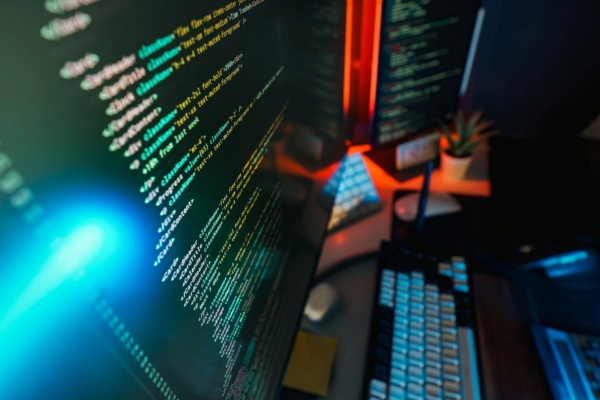Programmiercode am Bildschirm, Symbolbild für WordPress-Automatisierung mit KI