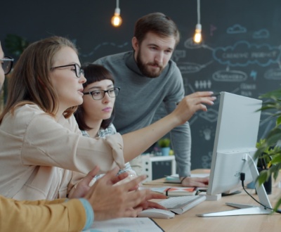 Marketingteam bei der Arbeit, Symbolbild für KI-Tools in Agenturen