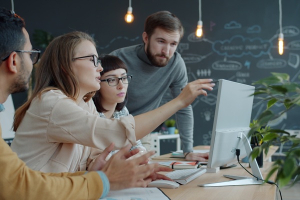 Marketingteam bei der Arbeit, Symbolbild für KI-Tools in Agenturen