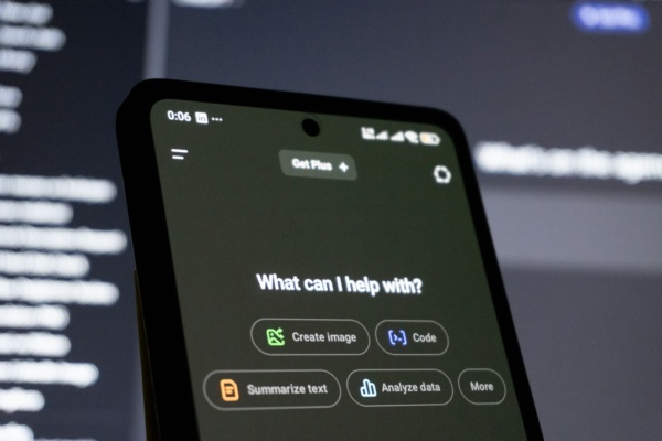 Smartphone zeigt ChatGPT-Chatinterface