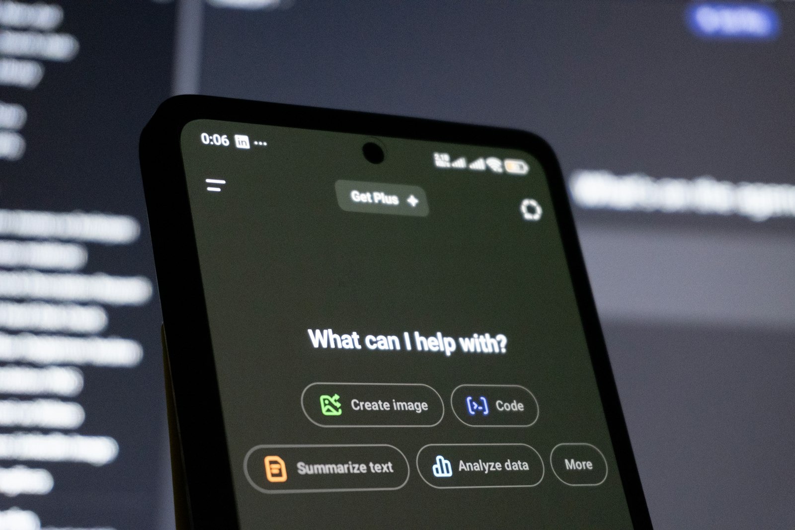 Smartphone zeigt ChatGPT-Chatinterface